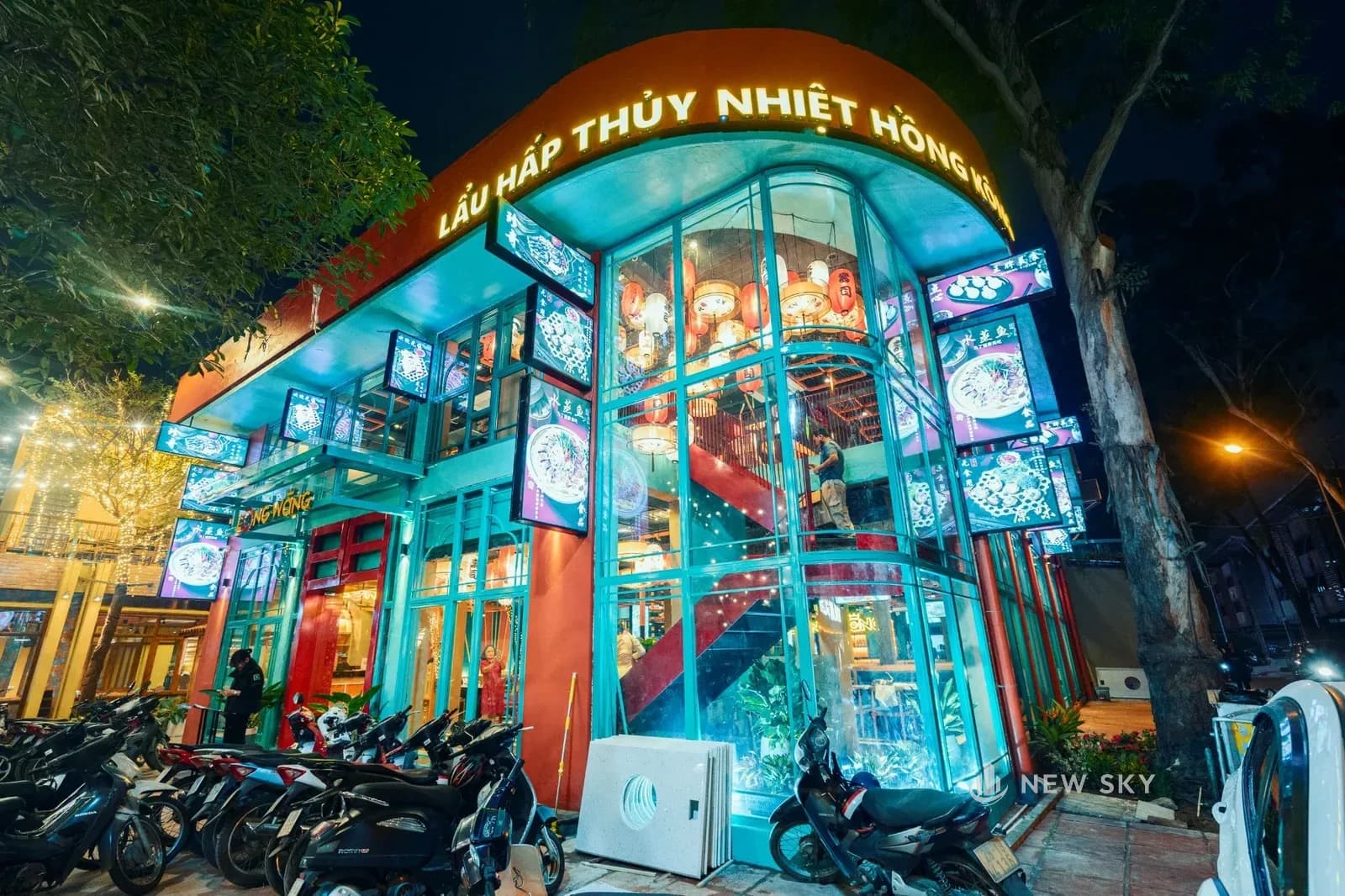 Mặt tiền tổ hợp hai nhà hàng tại 84 Ngọc Khánh, Ba Đình, Hà Nội, biển hiệu Long Wang lẩu hấp thủy nhiệt Hồng Kông chạy vòng theo góc nhà.
